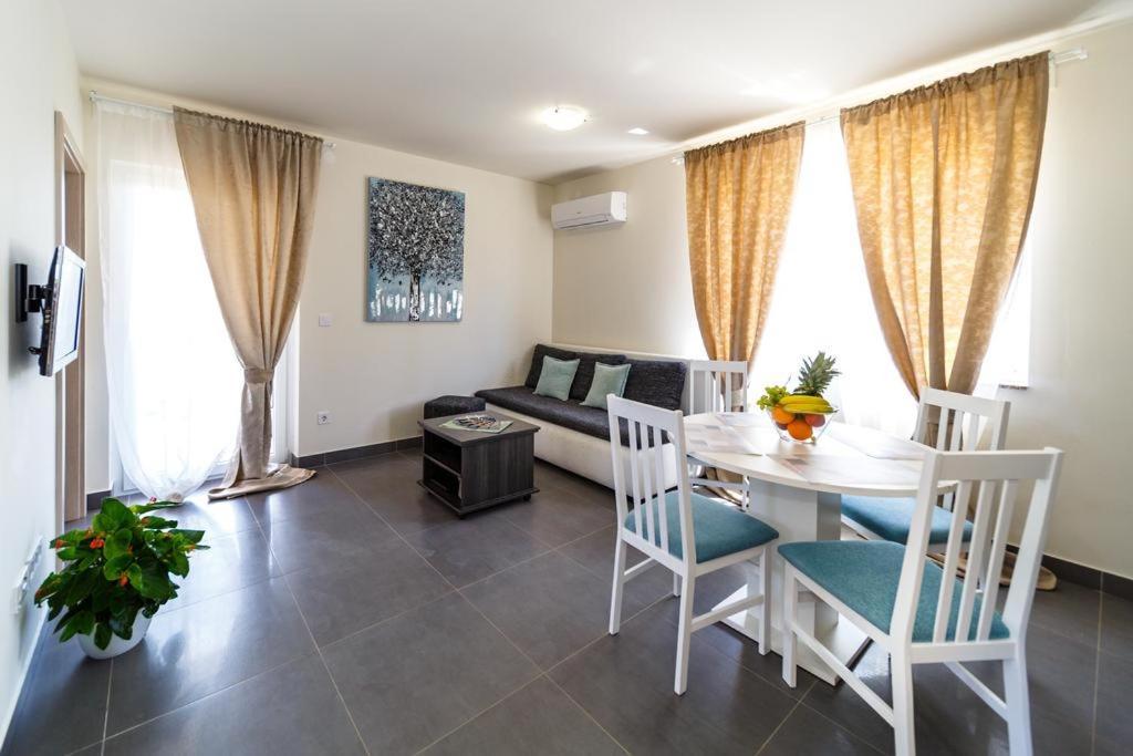 Apartments Leondori Крк Экстерьер фото